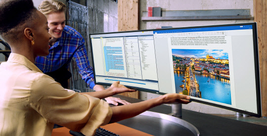 LG전자가 19일 49인치 크기 32대9 화면비 모니터 'LG 울트라와이드'를 공개한다고 19일 밝혔다. 모델들이 LG 울트라와이드를 소개하고 있다. <LG전자 제공>
